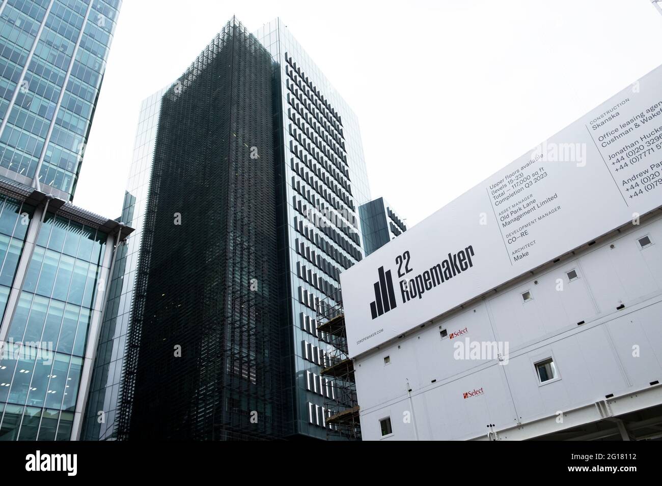 Ropemaker place immeuble de bureaux gratte-ciel et 22 rue Ropemaker dans le chantier de construction panneau de palissade dans la ville de Londres Angleterre KATHY DEWITT Royaume-Uni Banque D'Images