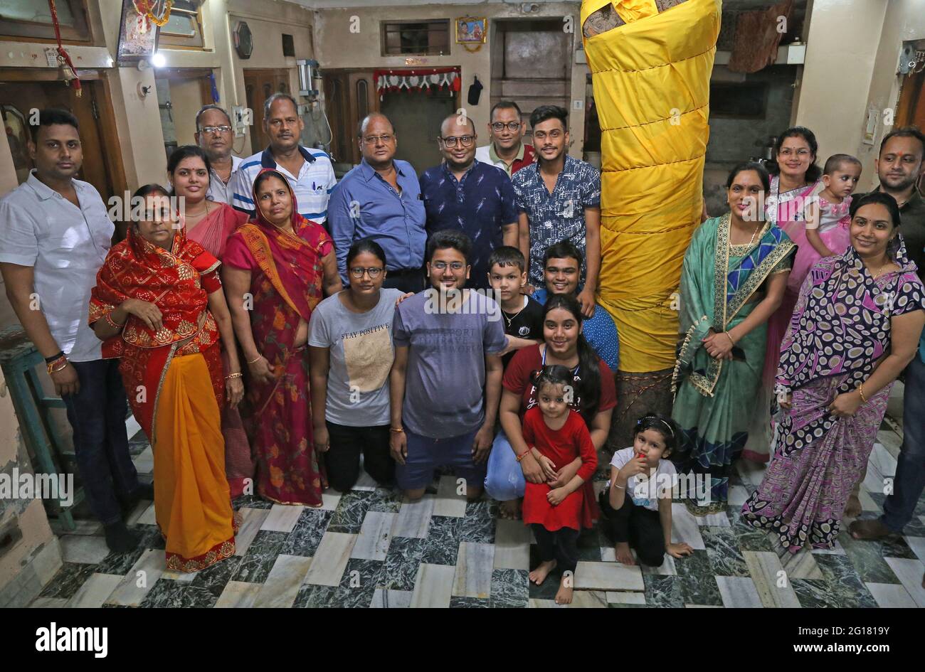 Beawar, Rajasthan, Inde, 5 juin 2021: La famille indienne pose pour la photo avec un Neem de 130 ans, à l'occasion de la Journée mondiale de l'environnement à Beawar. Arbre est sorti de la terrasse, passe au milieu d'une maison de trois étages à Beawar. La famille a compromis la conception de la maison mais n'a pas considéré qu'il était approprié de couper l'arbre qui entrait la construction de la maison. La famille est un exemple unique de protection de l'environnement. La famille croit qu'un arbre garde la santé mieux. Même un seul membre de cette famille de 35 membres n'est pas tombé malade au cours des deux dernières années de la période COVID-19. Crédit : Sumit Saraswat/Alay Live News Banque D'Images