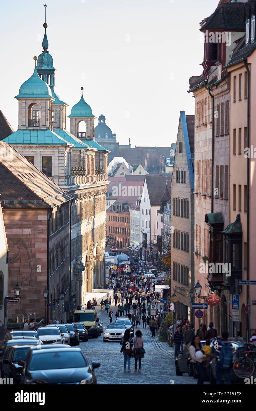 Rue avec les touristes le centre-ville de Nuremberg, Allemagne, Europe, 2017 Banque D'Images