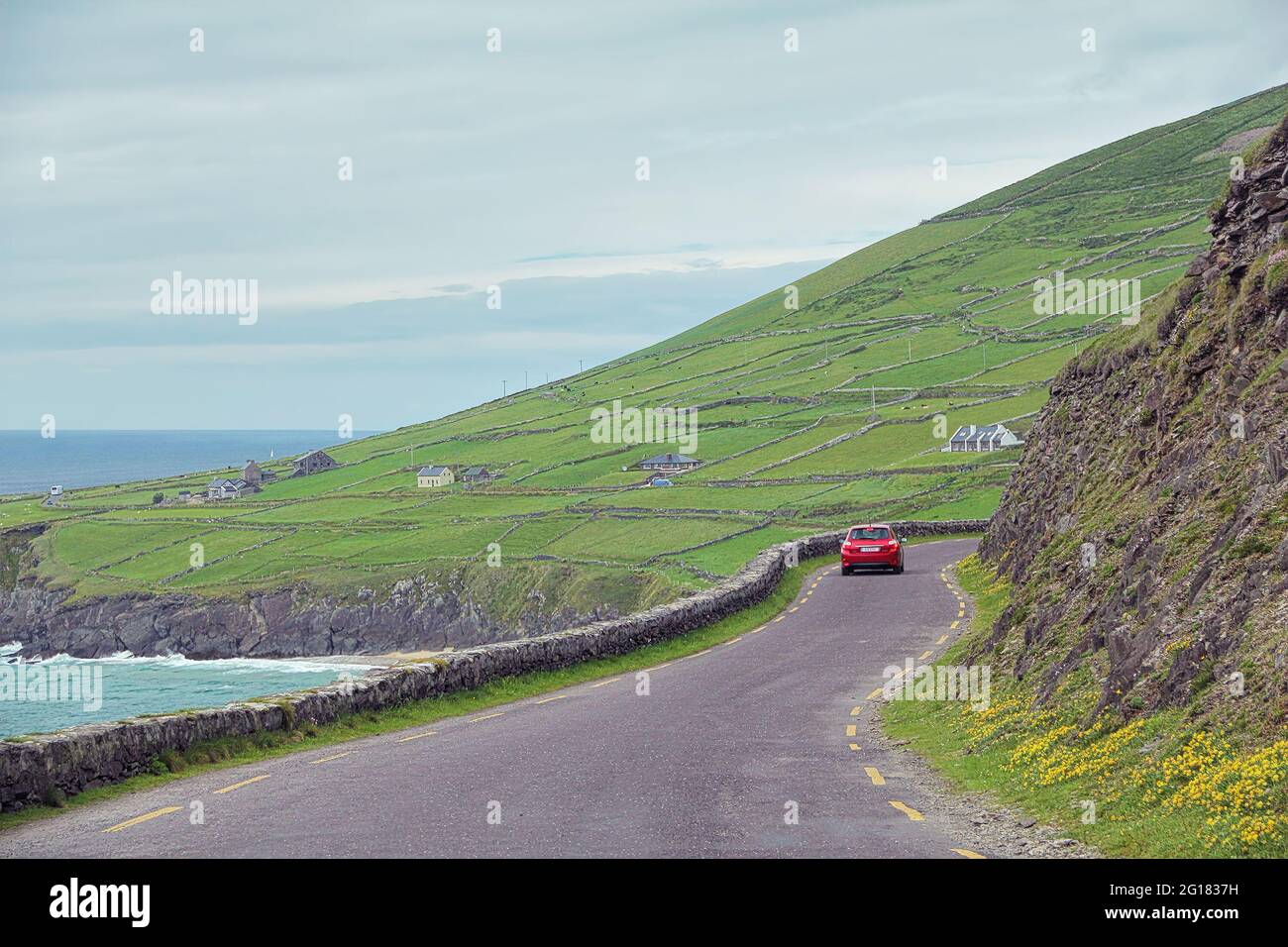 Slea Head Drive est une route de conduite spectaculaire qui forme une partie de la Wild Atlantic Way qui serpente et se tord autour de la côte depuis Dingle, comté Banque D'Images