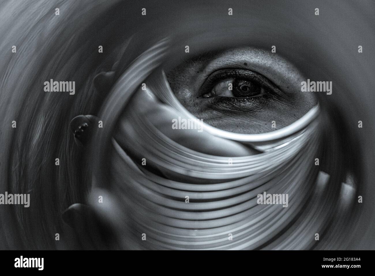 l'œil humain regarde à travers la spirale du ressort Banque D'Images