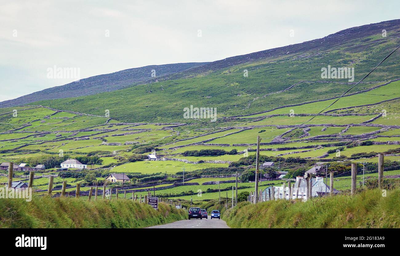 Slea Head Drive est une route de conduite spectaculaire qui forme une partie de la Wild Atlantic Way qui serpente et se tord autour de la côte depuis Dingle, comté Banque D'Images