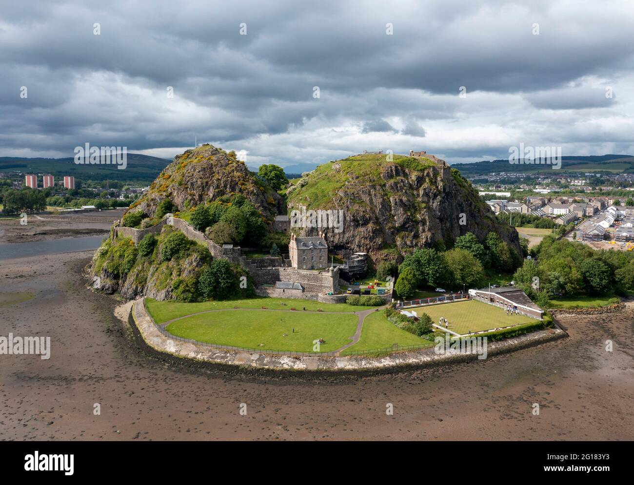 Vue aérienne du château de Dumbarton et de Dumbarton Rock sur les rives de la rivière Clyde, West Dumbartonshire. Le club de bowling Dumbarton Rock est en bas à droite. Banque D'Images