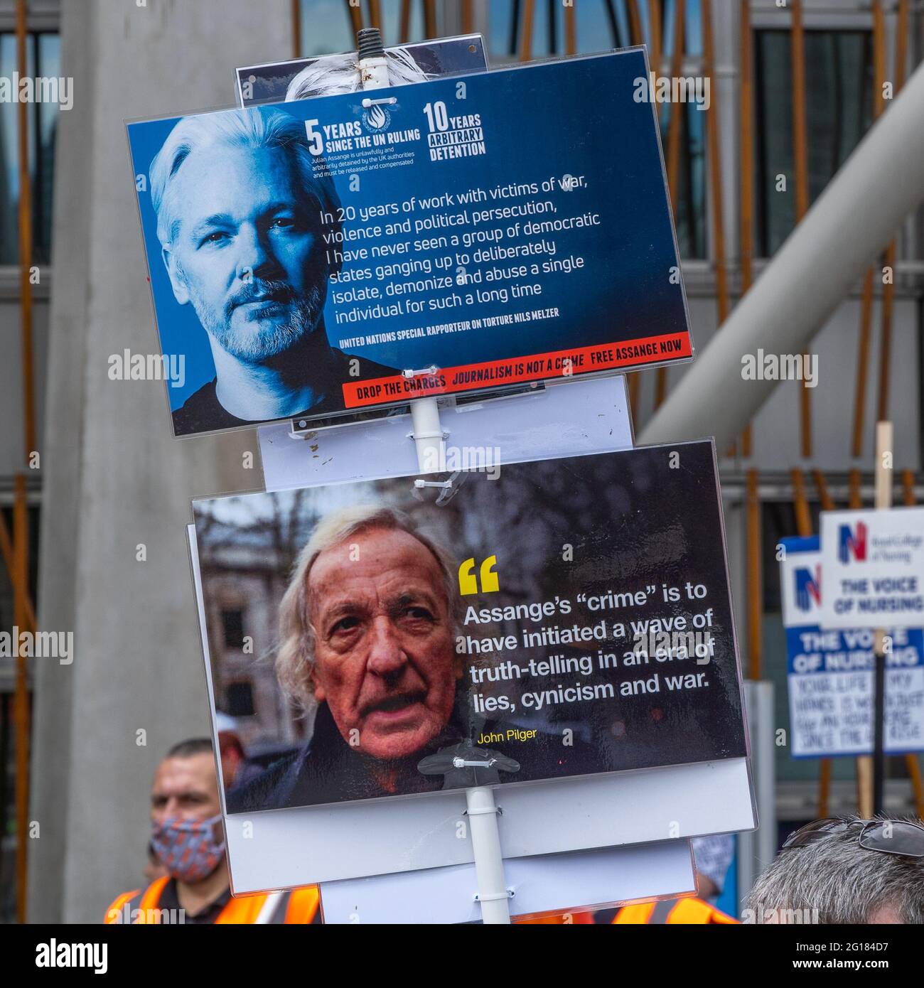 Holyrood, Parlement écossais, Édimbourg, Écosse, Royaume-Uni, 5 juin 2021: Les travailleurs écossais du NHS marchent du pont Nord dans le centre d'Edimbourg, au Parlement écossais Holyrood. Pour protester contre leur salaire, ils reçoivent du gouvernement écossais. De nombreux orateurs ont appelé Nicola Sturgeon à se renforcer pour leur donner ce qu'ils méritaient, en particulier après l'année où les travailleurs de première ligne du NHS ont eu, luttant contre la pandémie du Covid-19. (Crédit : stable Air Media/Alamy Live News) Banque D'Images