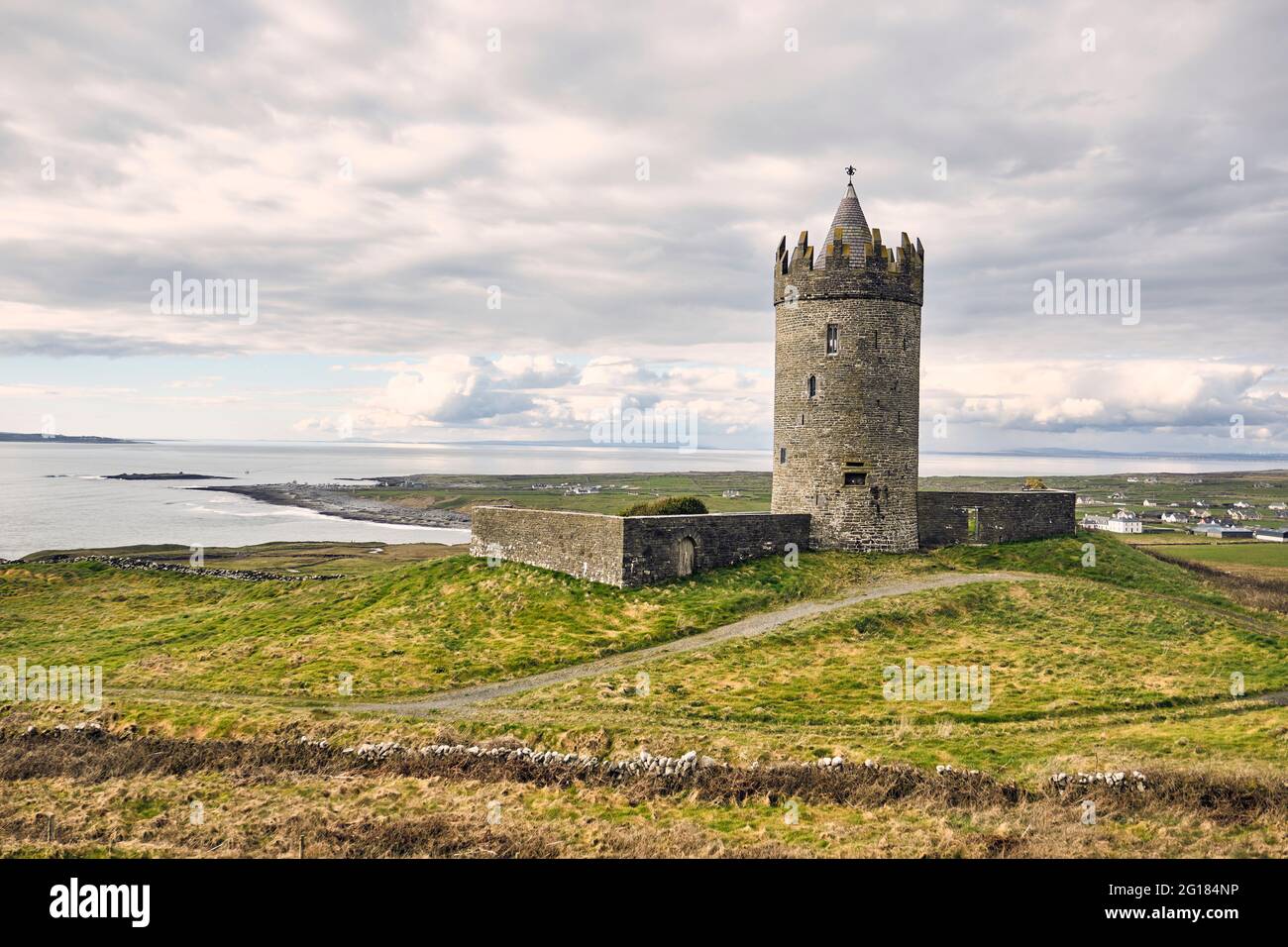 Le Château de Doonagore jour couvert avec vue sur la mer derrière, Ballycullaun, comté de Clare, Irlande, 2018 Banque D'Images