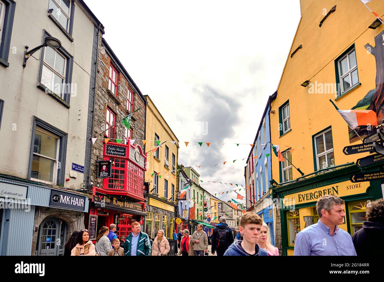 Les touristes de shop Street downtown Galway, comté de Galway, Irlande, 2018 Banque D'Images