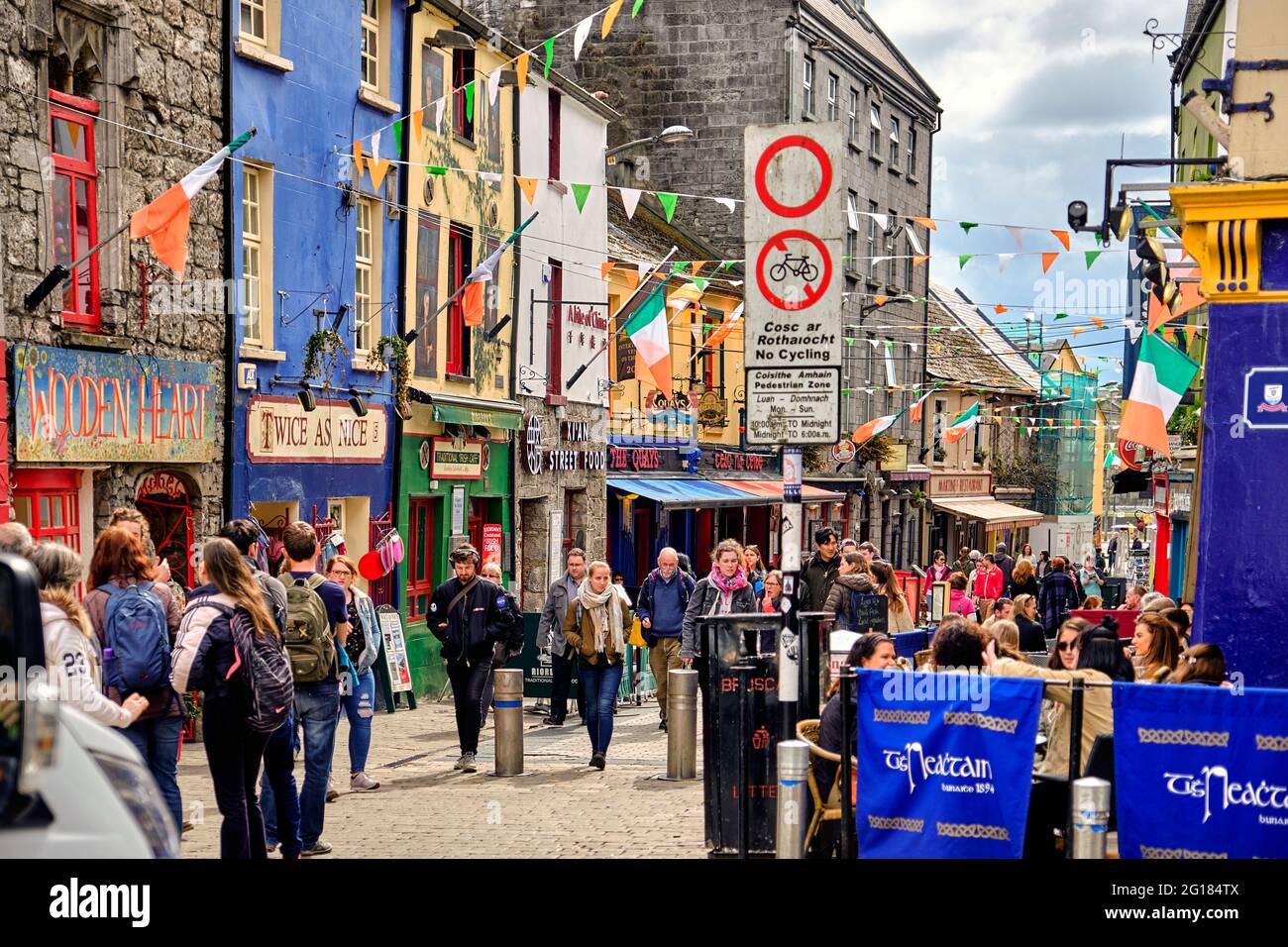 Les touristes de shop Street downtown Galway, comté de Galway, Irlande, 2018 Banque D'Images