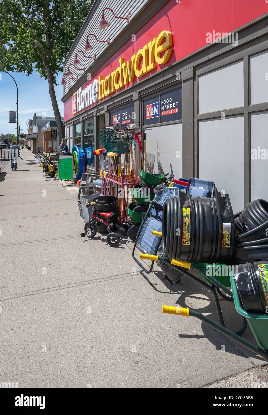 Maple Creek, Saskatchewan, Canada – le 01 juin 2021 : équipement de jardin exposé à l'extérieur d'un magasin de quincaillerie au centre-ville Banque D'Images