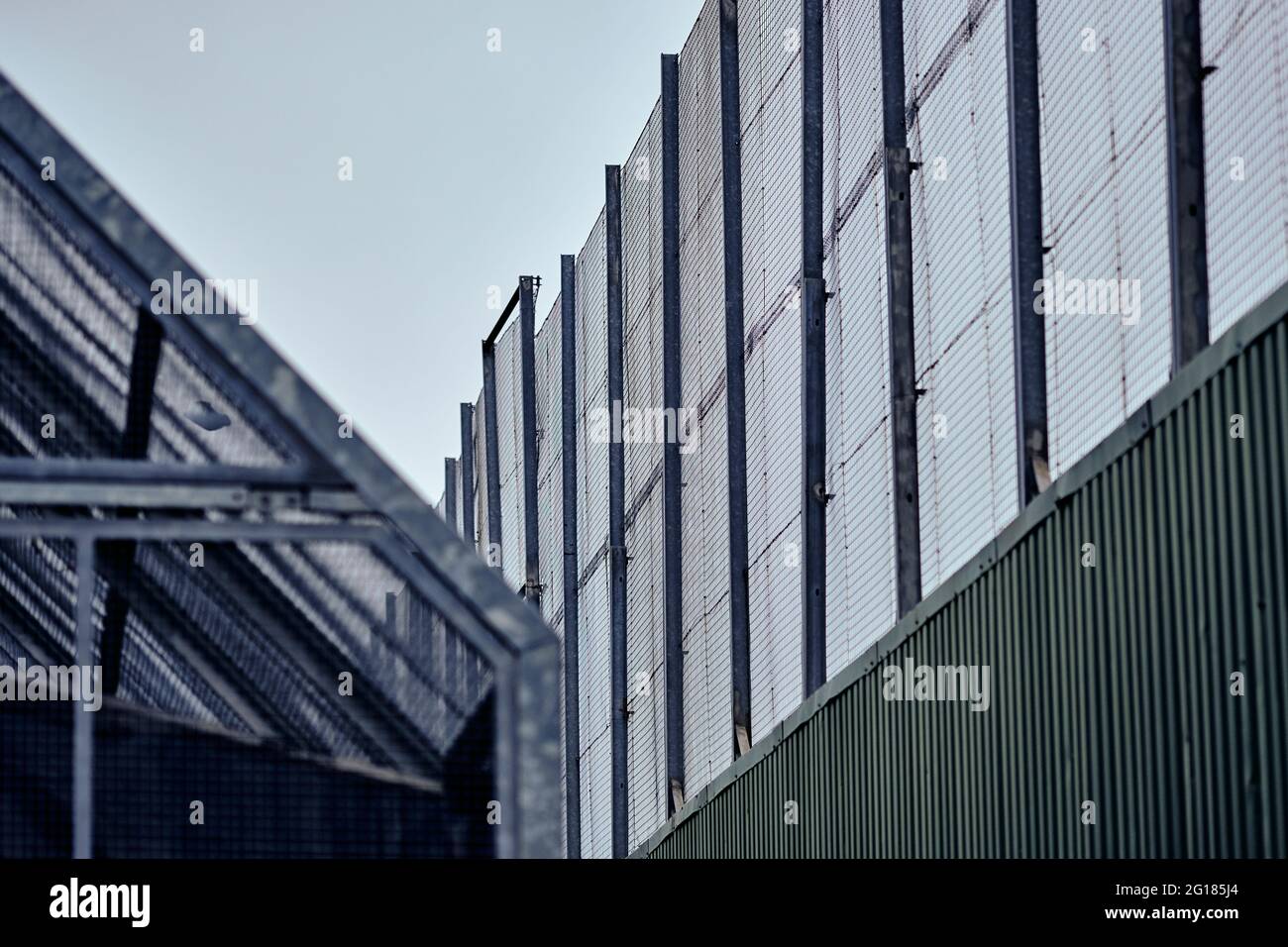 Le mur de la paix de la tombe du côté de la route avec les cages protéger maisons, Belfast, Irlande du Nord, Royaume-Uni, 2018 Banque D'Images