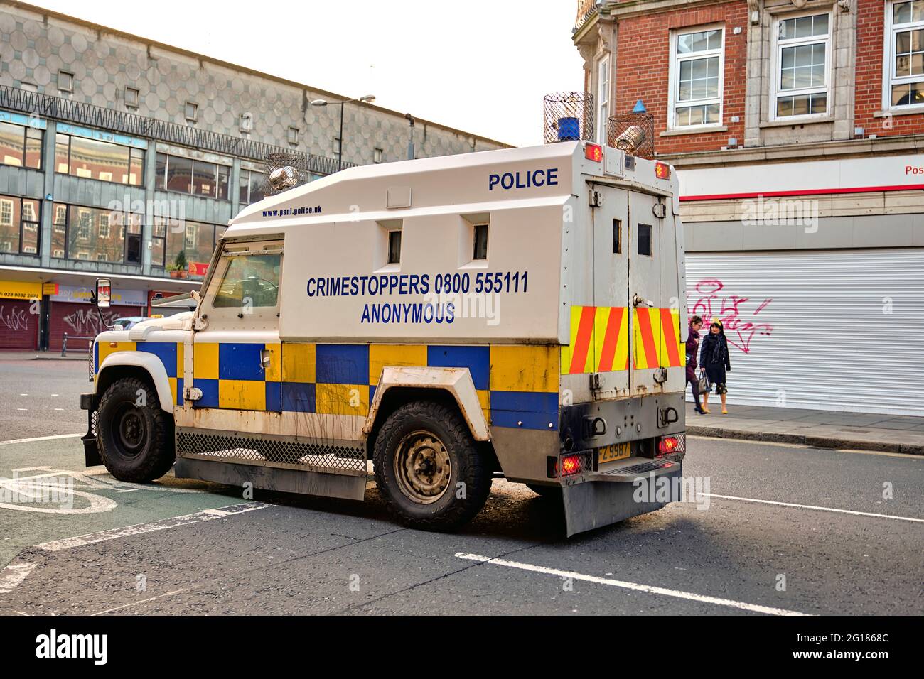 Voiture patroling blindé de la police dans les rues de la ville, Belfast, Irlande du Nord, Royaume-Uni, 2018 Banque D'Images