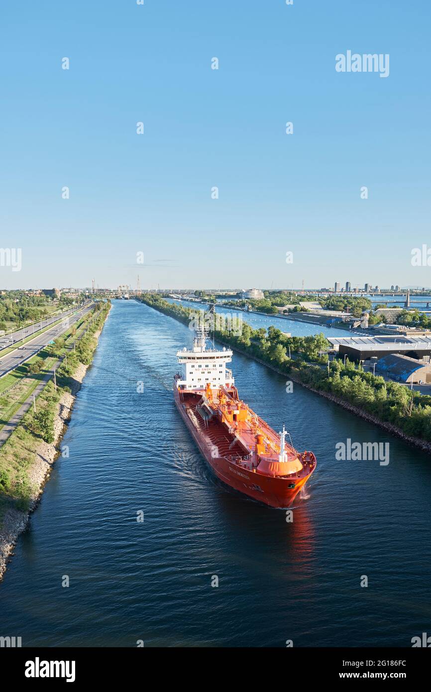 Navire flottant par le canal de la voie maritime du saint-Laurent, Montréal, Québec, Canada, 2018 Banque D'Images