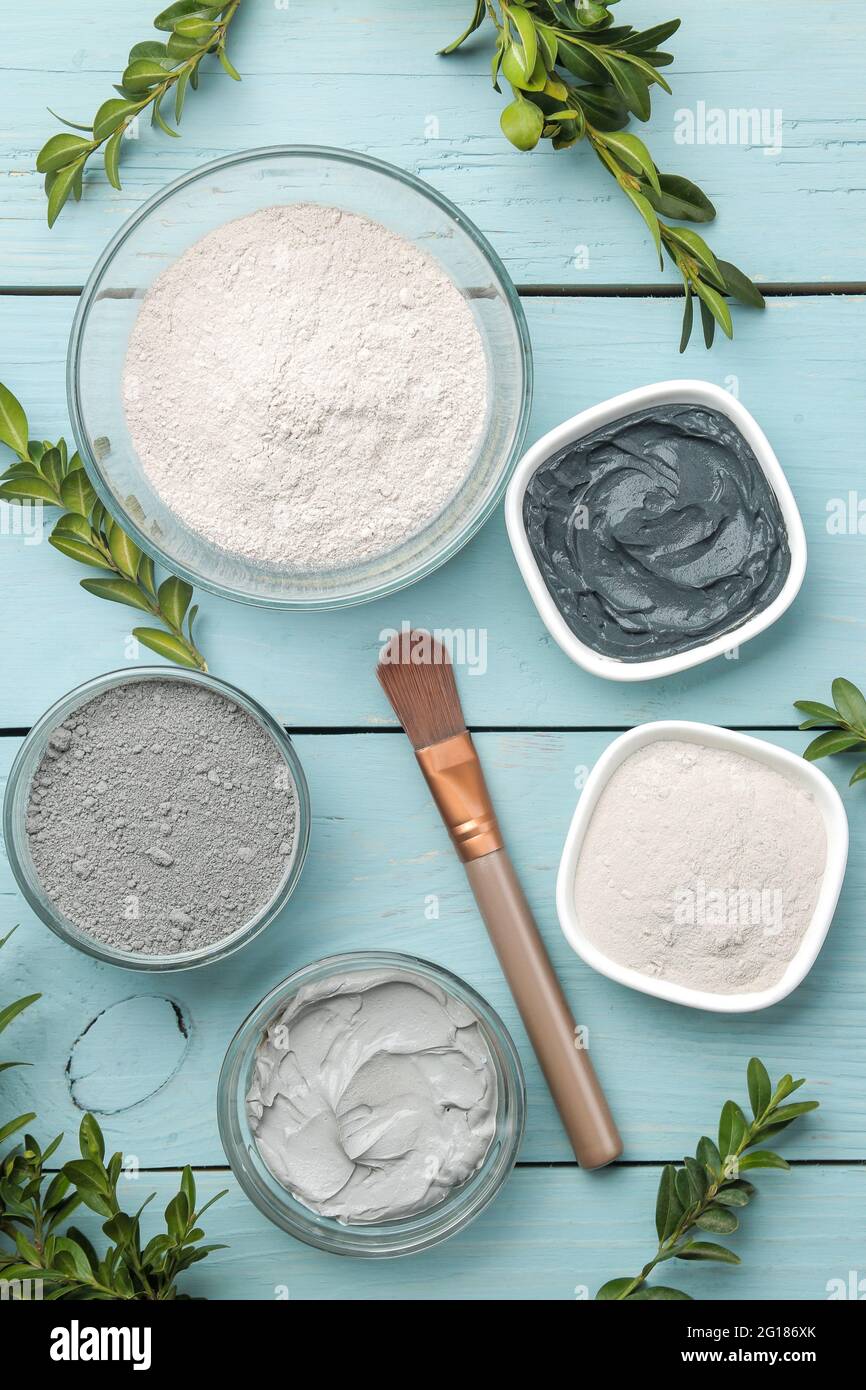 Argile cosmétique. Masque facial en argile sur un fond bleu doux. Différents types d'argile. Cosmétiques naturels pour les procédures cosmétiques. Concept de beauté. Banque D'Images