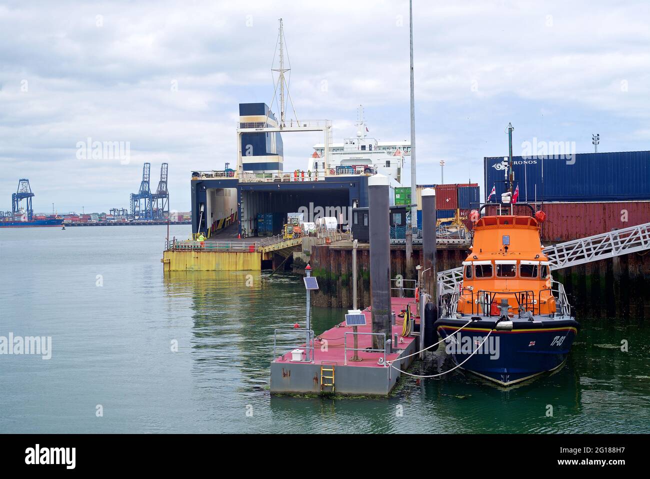RO-RO (Roll On - Roll Off) navire de cargaison ML Freyja amarré à Harwich Dock et être déchargé et chargé avec le fret et le ponton RNLI et le bateau de sauvetage 17 Banque D'Images