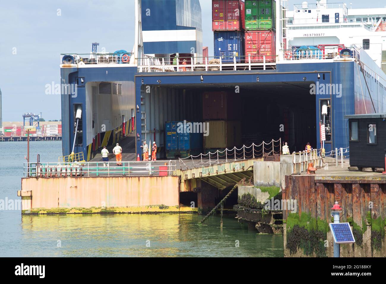 RO-RO (Roll On - Roll Off) cargo ml Freyja amarré à Harwich Dock et être déchargé et chargé avec le fret. Banque D'Images