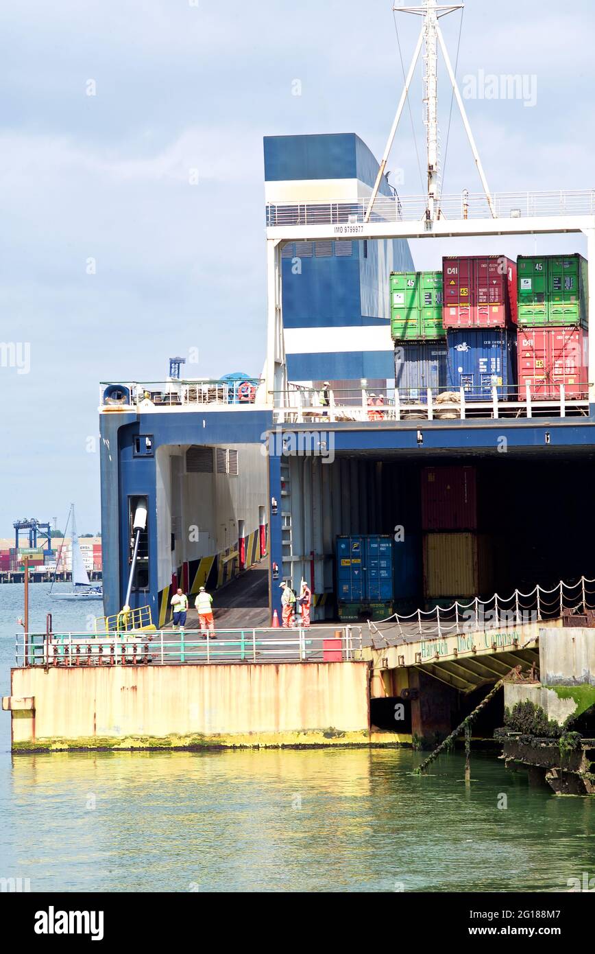 RO-RO (Roll On - Roll Off) cargo ml Freyja amarré à Harwich Dock et être déchargé et chargé avec le fret. Banque D'Images