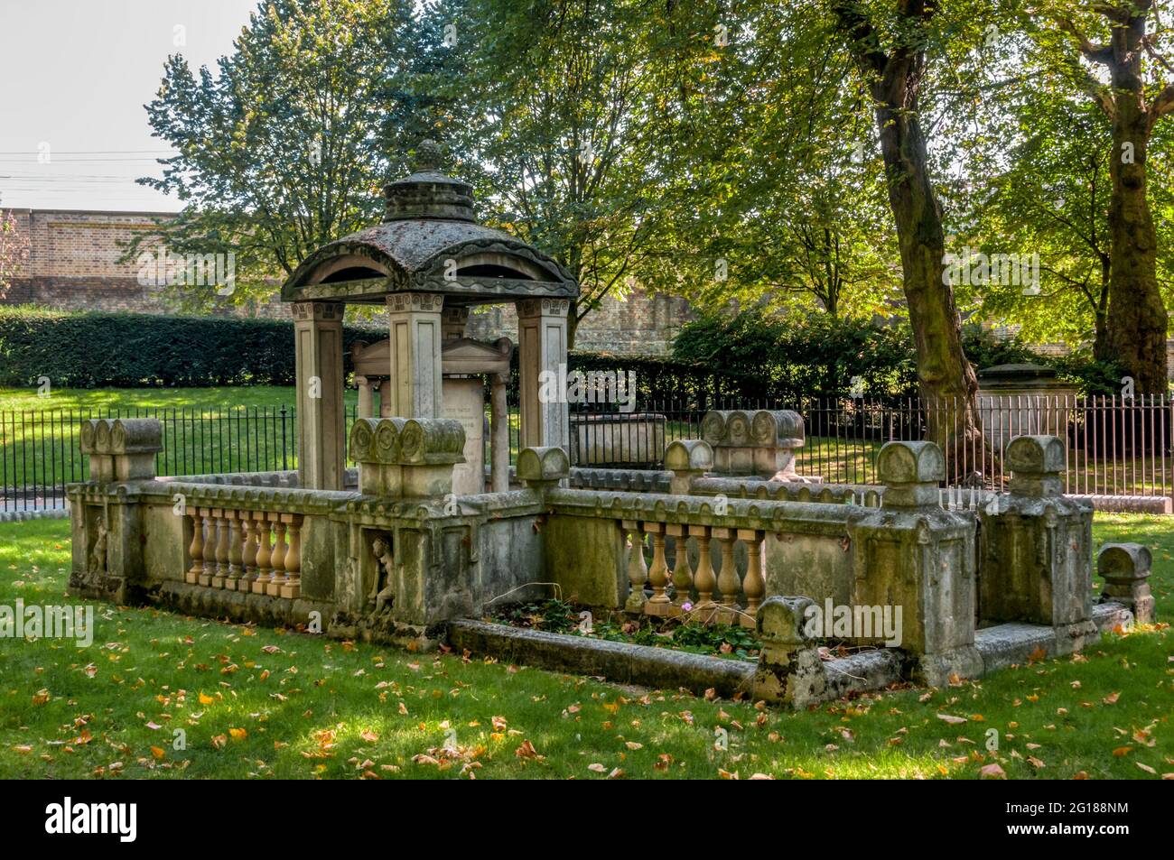 Tombe de Sir John Soane et famille dans les jardins de l'église de St Pancras. La structure centrale a influencé la conception du boîtier téléphonique par George Gilbert Scott. Banque D'Images