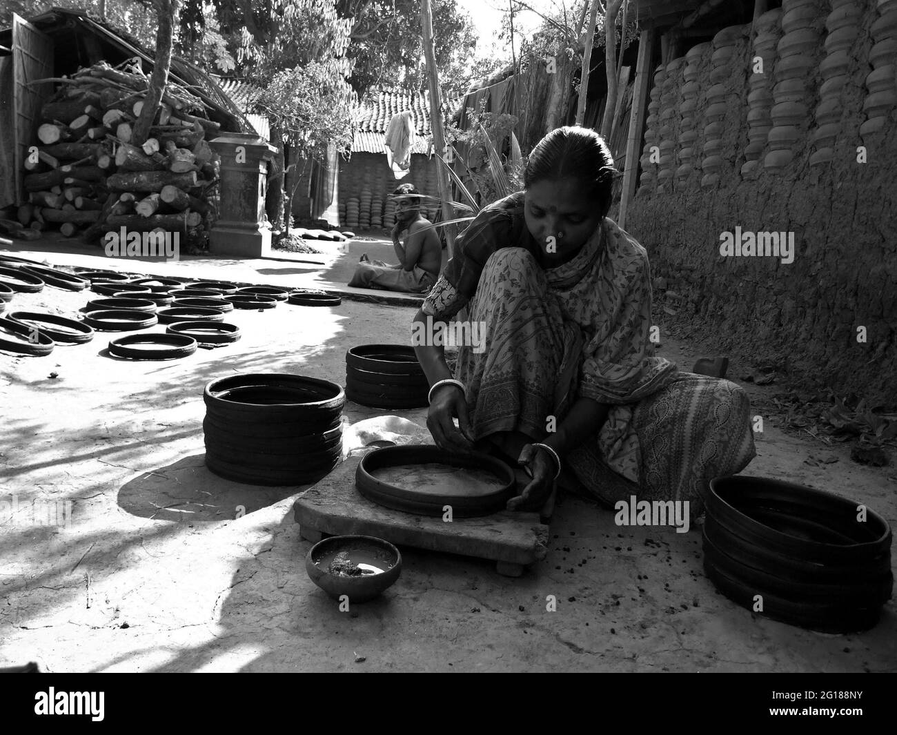 Comme beaucoup d'autres objets d'artisanat, la poterie disparaît également du scénario du Bangladesh. Une profession appartenant principalement à des personnes de la communauté hindoue, très peu de familles dans la ville de la Banque de Savar, s'accrochent encore à leur entreprise familiale d'âge ancien. Bangladesh. 6 janvier 2008. Banque D'Images