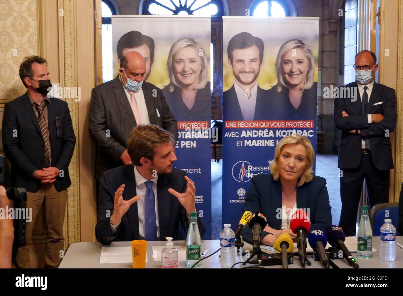 Marine le Pen, Présidente de RN (rassemblement National), et Andrea Kotarac, candidate aux élections régionales en Auvergne région Rhône-Alpes, assistent à une conférence de presse, Saint-Chamond, Loire, RÉGION DE L'AURA, France, juin 3 2021 Banque D'Images