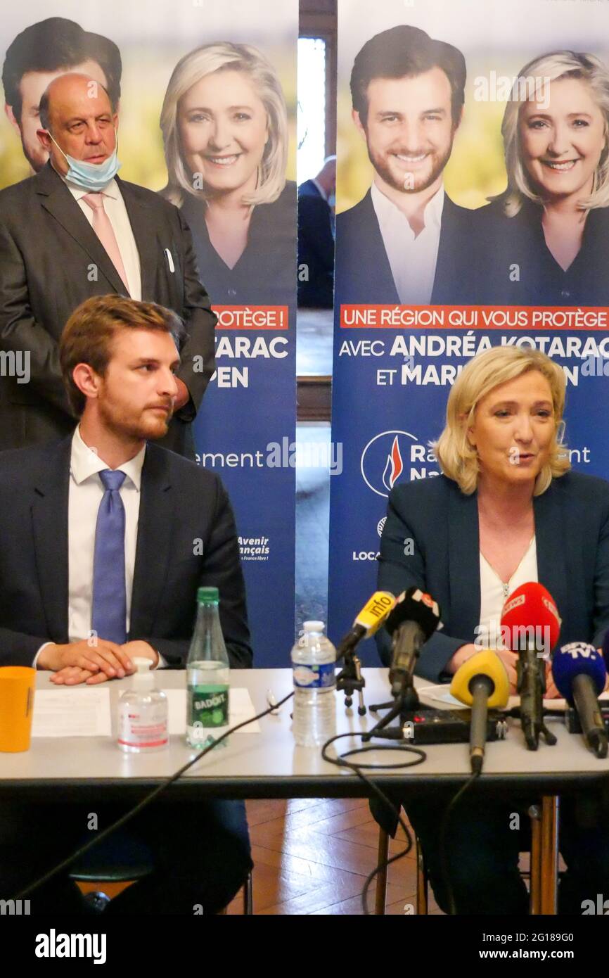 Marine le Pen, Présidente de RN (rassemblement National), et Andrea Kotarac, candidate aux élections régionales en Auvergne région Rhône-Alpes, assistent à une conférence de presse, Saint-Chamond, Loire, RÉGION DE L'AURA, France, juin 3 2021 Banque D'Images