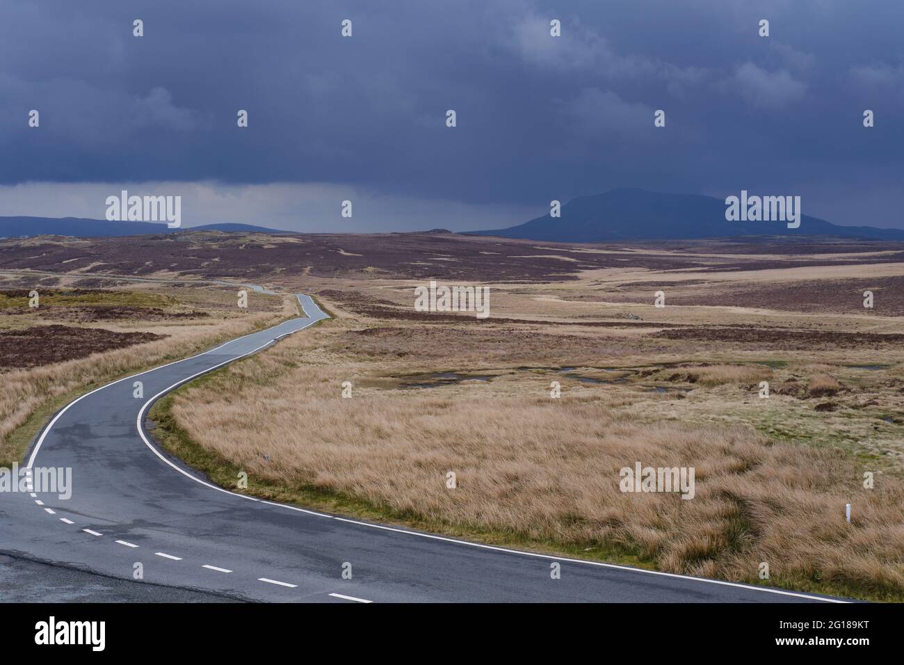 route solitaire à travers la lande, un jour de tempête Banque D'Images