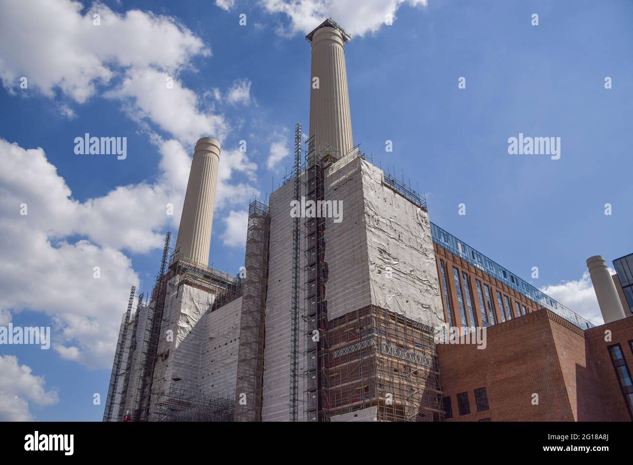 Londres, Royaume-Uni. 5 juin 2021. Le réaménagement de la centrale électrique de Battersea se poursuit. La célèbre centrale électrique a été mise hors service dans les années 1980 et était restée vide depuis plus de trois décennies. Avec les nouveaux résidents, dont le premier a déménagé le 25 mai 2021, le bâtiment abritera également des bureaux, Apple devant prendre plus de 500,000 pieds carrés dans le bâtiment plus tard cette année. (Crédit : Vuk Valcic / Alamy Live News). Banque D'Images