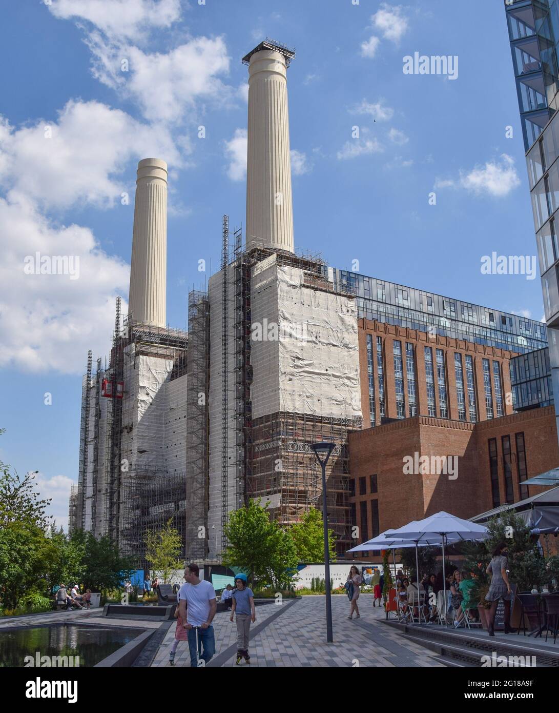 Londres, Royaume-Uni. 5 juin 2021. Le réaménagement de la centrale électrique de Battersea se poursuit. La célèbre centrale électrique a été mise hors service dans les années 1980 et était restée vide depuis plus de trois décennies. Avec les nouveaux résidents, dont le premier a déménagé le 25 mai 2021, le bâtiment abritera également des bureaux, Apple devant prendre plus de 500,000 pieds carrés dans le bâtiment plus tard cette année. (Crédit : Vuk Valcic / Alamy Live News). Banque D'Images
