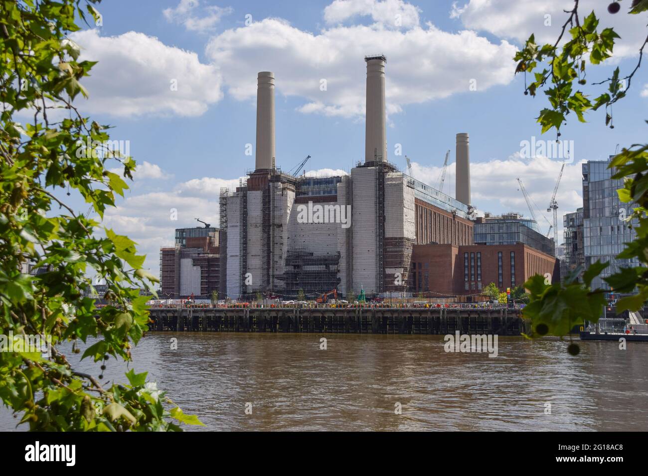 Londres, Royaume-Uni. 5 juin 2021. Le réaménagement de la centrale électrique de Battersea se poursuit. La célèbre centrale électrique a été mise hors service dans les années 1980 et était restée vide depuis plus de trois décennies. Avec les nouveaux résidents, dont le premier a déménagé le 25 mai 2021, le bâtiment abritera également des bureaux, Apple devant prendre plus de 500,000 pieds carrés dans le bâtiment plus tard cette année. (Crédit : Vuk Valcic / Alamy Live News). Banque D'Images