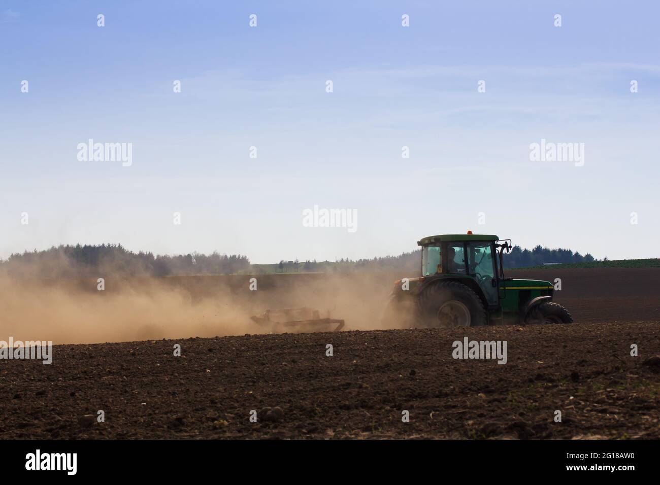 Un agriculteur labourant le champ au printemps Banque D'Images