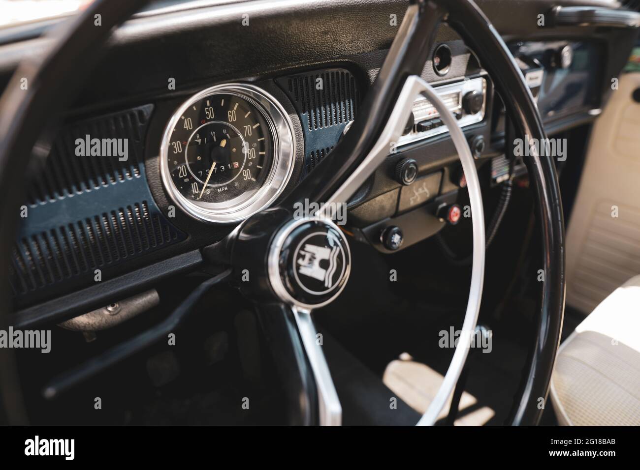 Bucarest, Roumanie - 5 juin 2021 : détails de faible profondeur de champ (mise au point sélective) avec le volant et l'intérieur d'un Volkswagen classique Beetl Banque D'Images