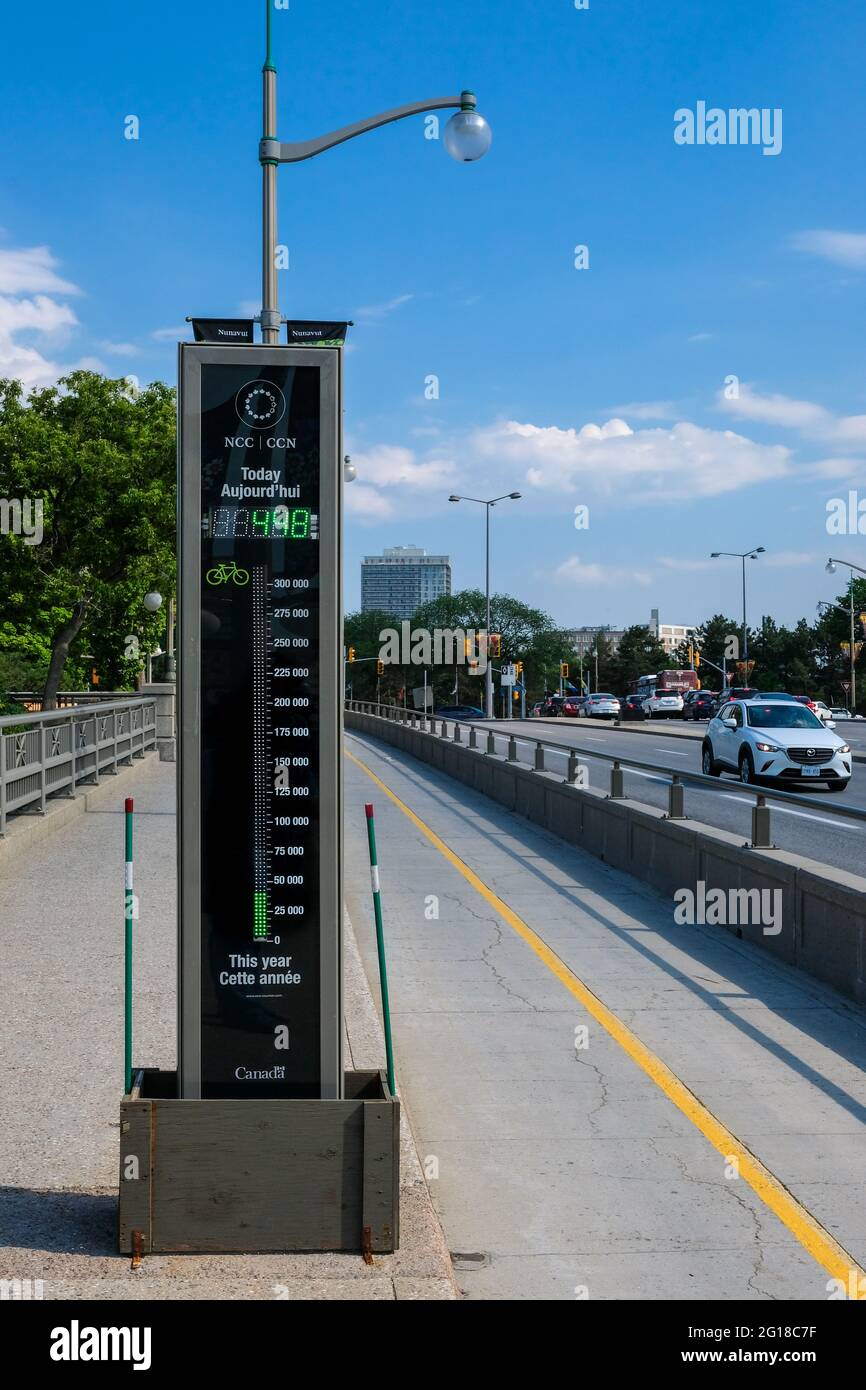 Ottawa (Ontario), Canada - le 4 juin 2021 : un comptoir de vélo de la Commission de la capitale nationale (CCN) situé sur le pont Portage tient les comptes quotidiens et annuels de passage de la BI Banque D'Images