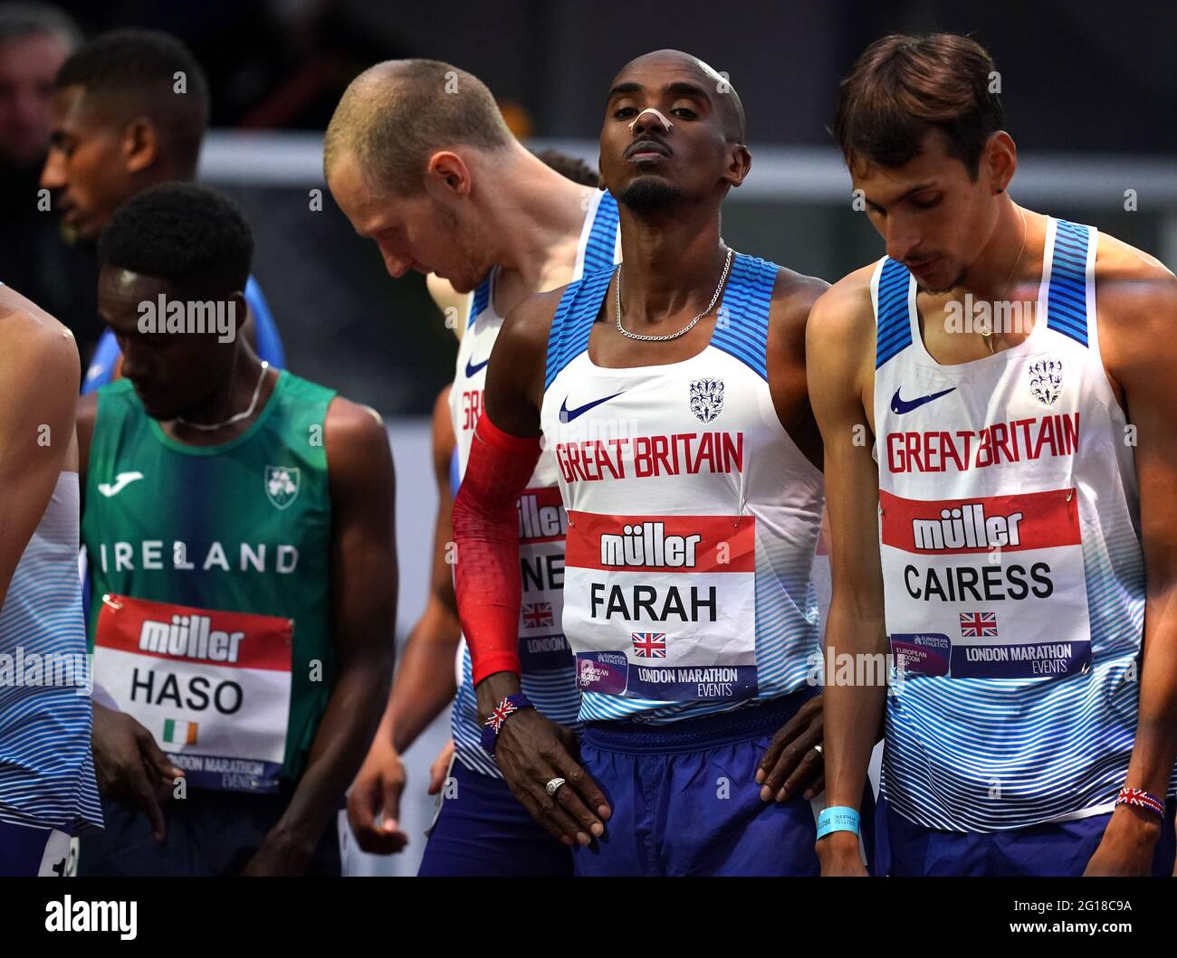 Sir Mo Farah et Emile Cairess, en Grande-Bretagne, se préparent à la course internationale masculine A, qui fait partie des Championnats Muller British Athletics 2021 de 10 000 m et de la coupe européenne de 10 000 m à l'Université de Birmingham. Banque D'Images