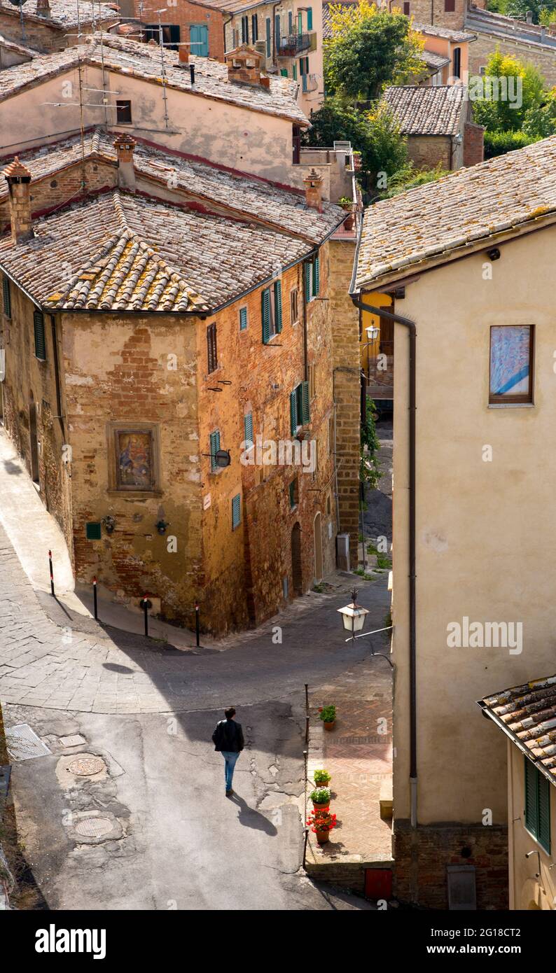 Maisons et rue vide à Montepulciano ville médiévale colline. Toscane Italie, Europe Banque D'Images