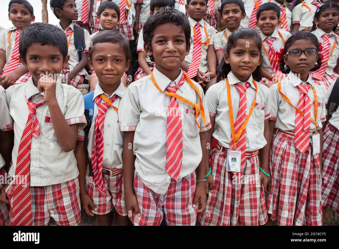 Un groupe d'enfants de l'école primaire à Tanjore, Tamil Nadu, Inde Banque D'Images