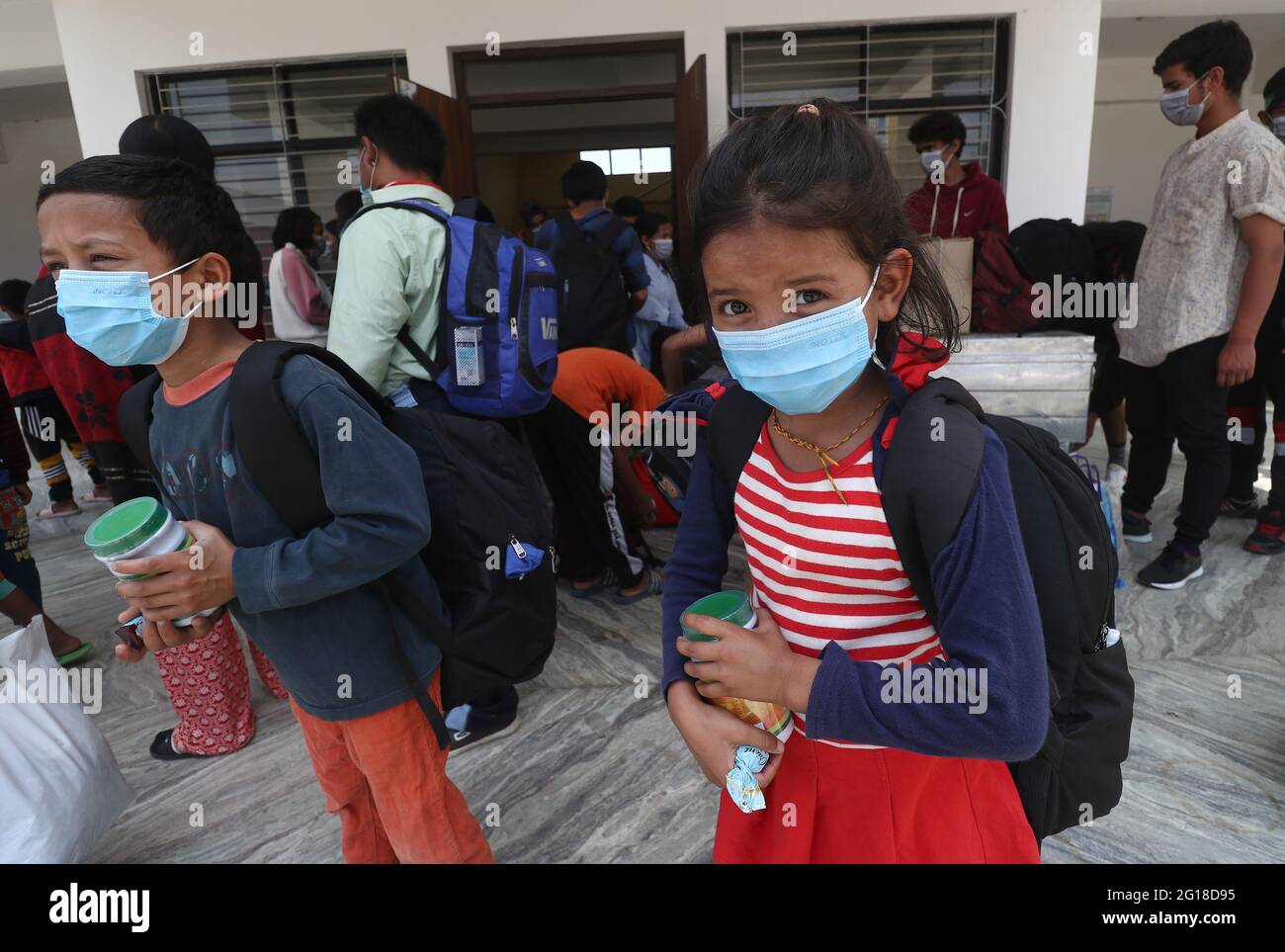 Katmandou, Népal. 5 juin 2021. Les enfants attendent un bus pour rentrer à la maison après le rétablissement de Covid 19, dans un hôpital de Katmandou, au Népal. Crédit: Aryan Dhimal/ZUMA Wire/Alay Live News Banque D'Images