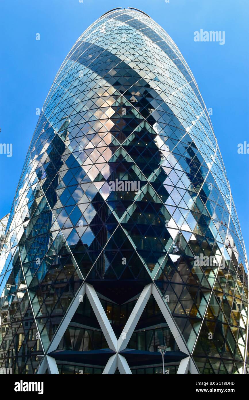30 St Mary Ax ou bâtiment Gherkin dans la ville de Londres, Royaume-Uni Banque D'Images