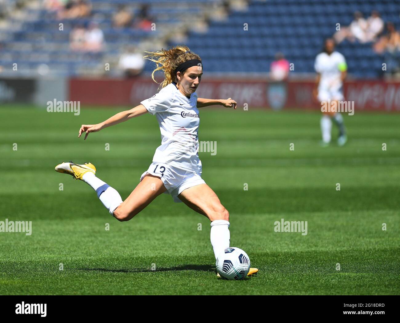 Bridgeview, Illinois, États-Unis. 05e juin 2021. Ryan Williams (13), de Caroline du Nord, courage cherche à passer le ballon au stade SeatGeek à Bridgeview, Illinois. Dean Reid/CSM/Alamy Live News Banque D'Images