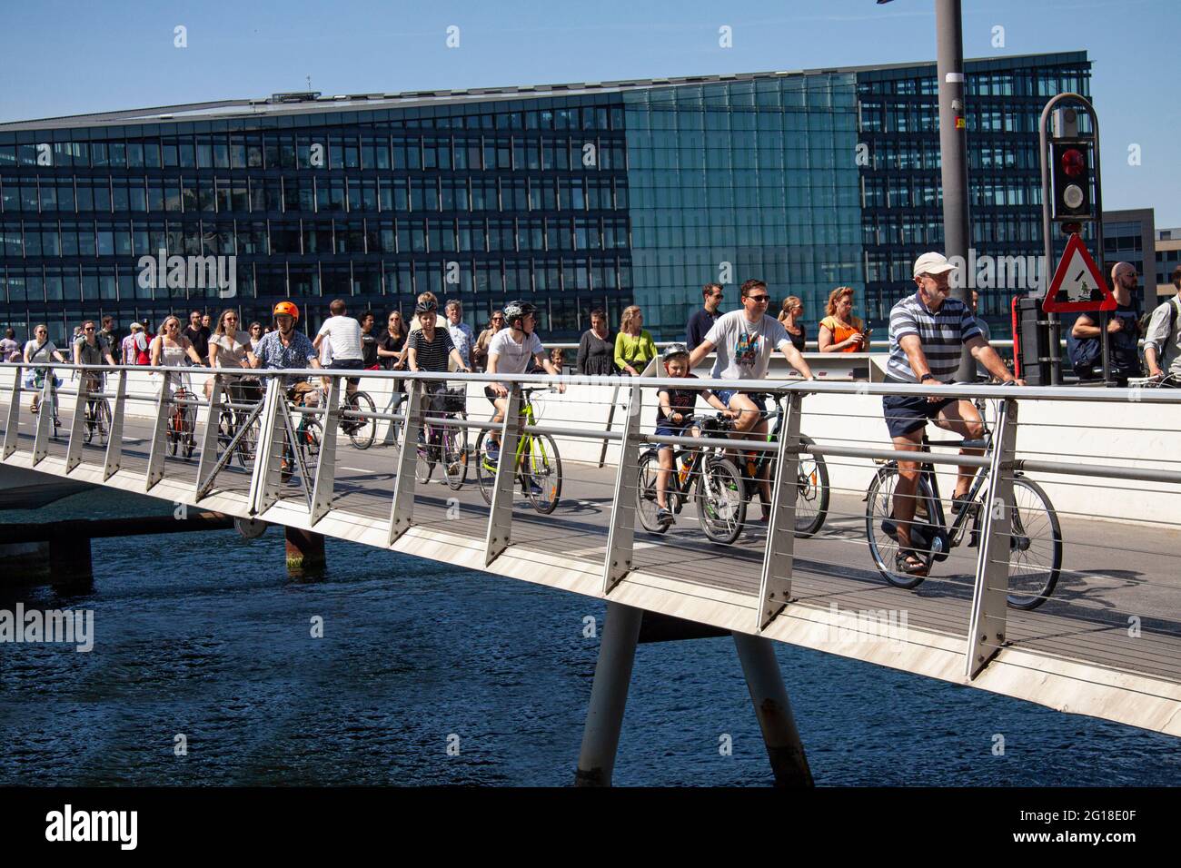 Beaucoup de gens à vélo et à pied sur un pont piétonnier moderne et à vélo dans le centre-ville, près du port, par temps ensoleillé. Copenhague, Danemark Banque D'Images