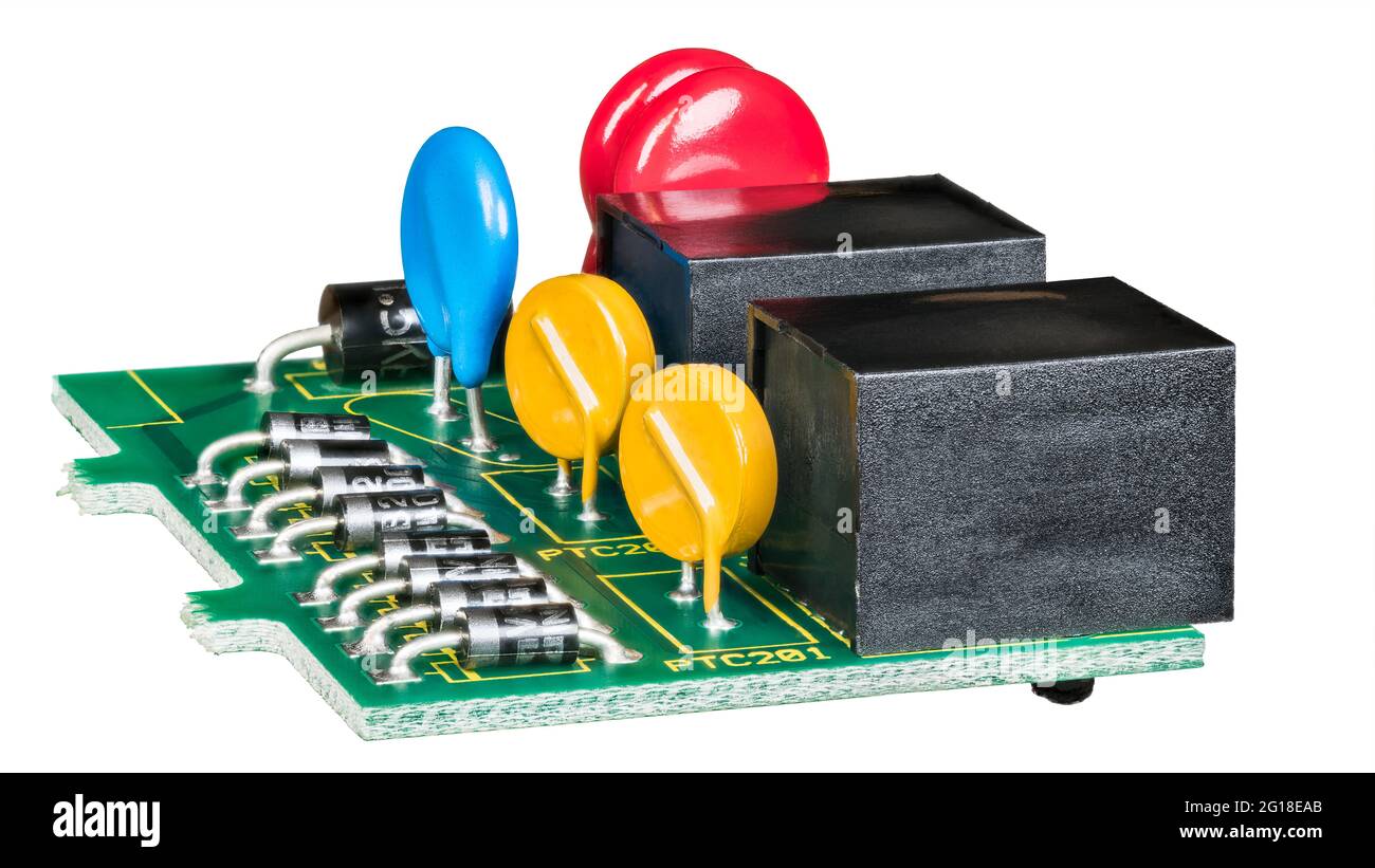 Composants électroniques sur carte de circuit imprimé verte isolés sur fond blanc. Diodes ROW, thermistances colorées, varistances à oxyde métallique ou connecteurs noirs. Banque D'Images