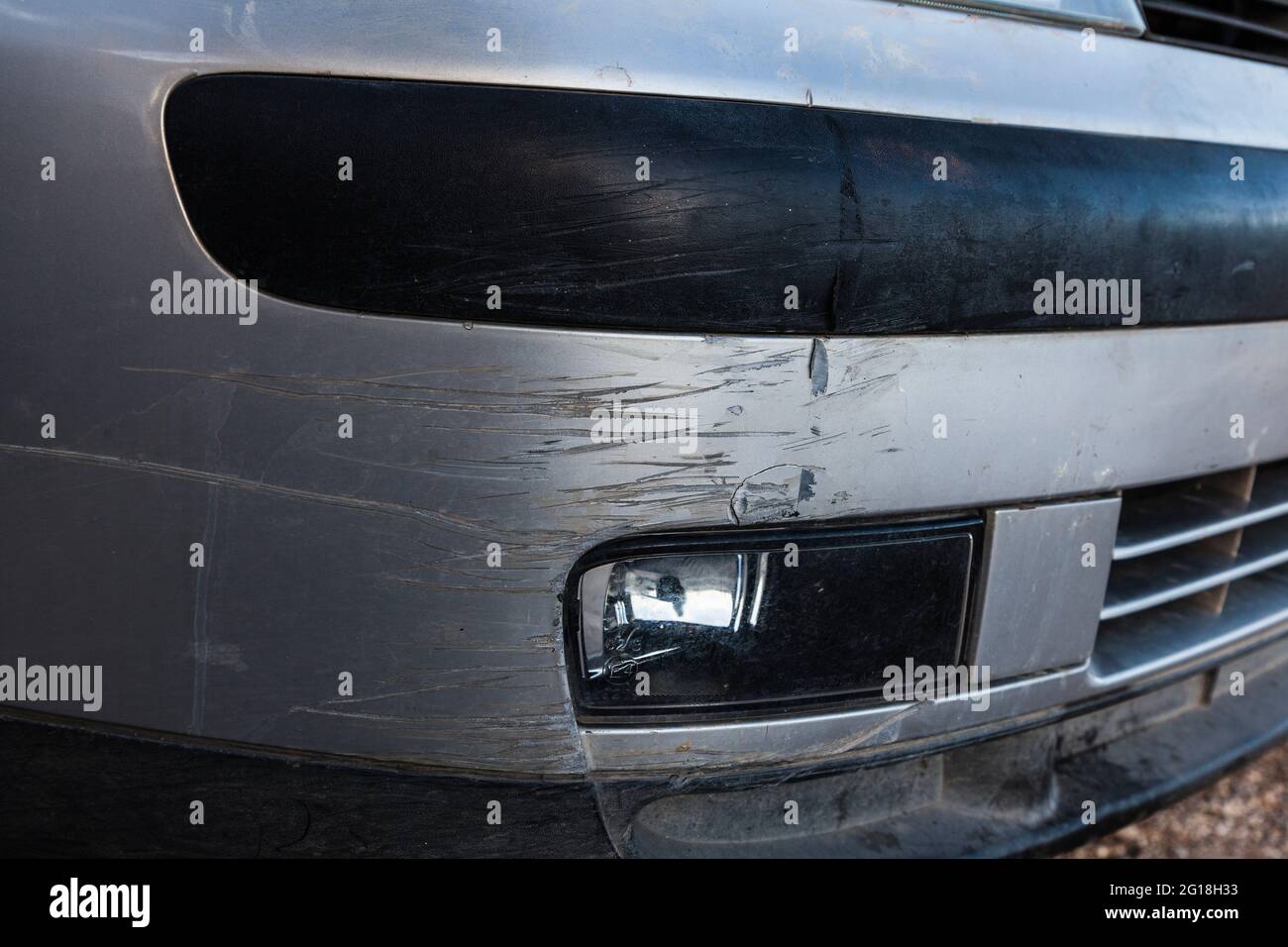 Rayures et bosses sur la carrosserie d'une voiture grise Banque D'Images
