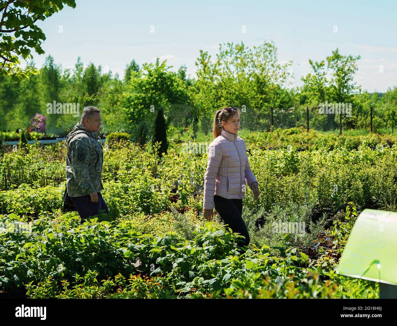 06-03-2021 oblast de Moscou, Russie. Jeune vendeur et acheteur attrayant dans une pépinière de la région de Moskvovskaya Banque D'Images