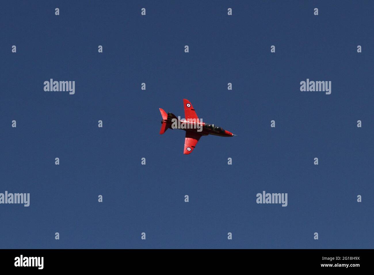 Royal Air Force (RAF) Red Rows formation acrobatique équipe de vol de British Aerospace Hawk T.1 avion d'entraînement de jet, volant au-dessus de Warwickshire. Banque D'Images