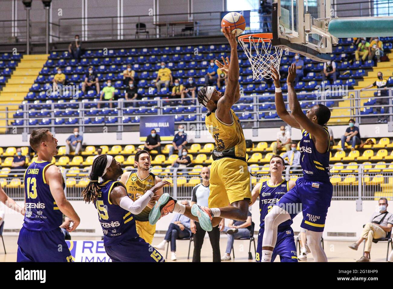 Italie. 05e juin 2021. Premier match des demi-finales du match aux demi-finales du championnat italien de basket-ball A2 avec le public. Le panier Reale Mutua Torino gagne plus que le Tezenis Verona 95-83. (Photo de Norberto Maccagno/Pacific Press) crédit: Pacific Press Media production Corp./Alay Live News Banque D'Images