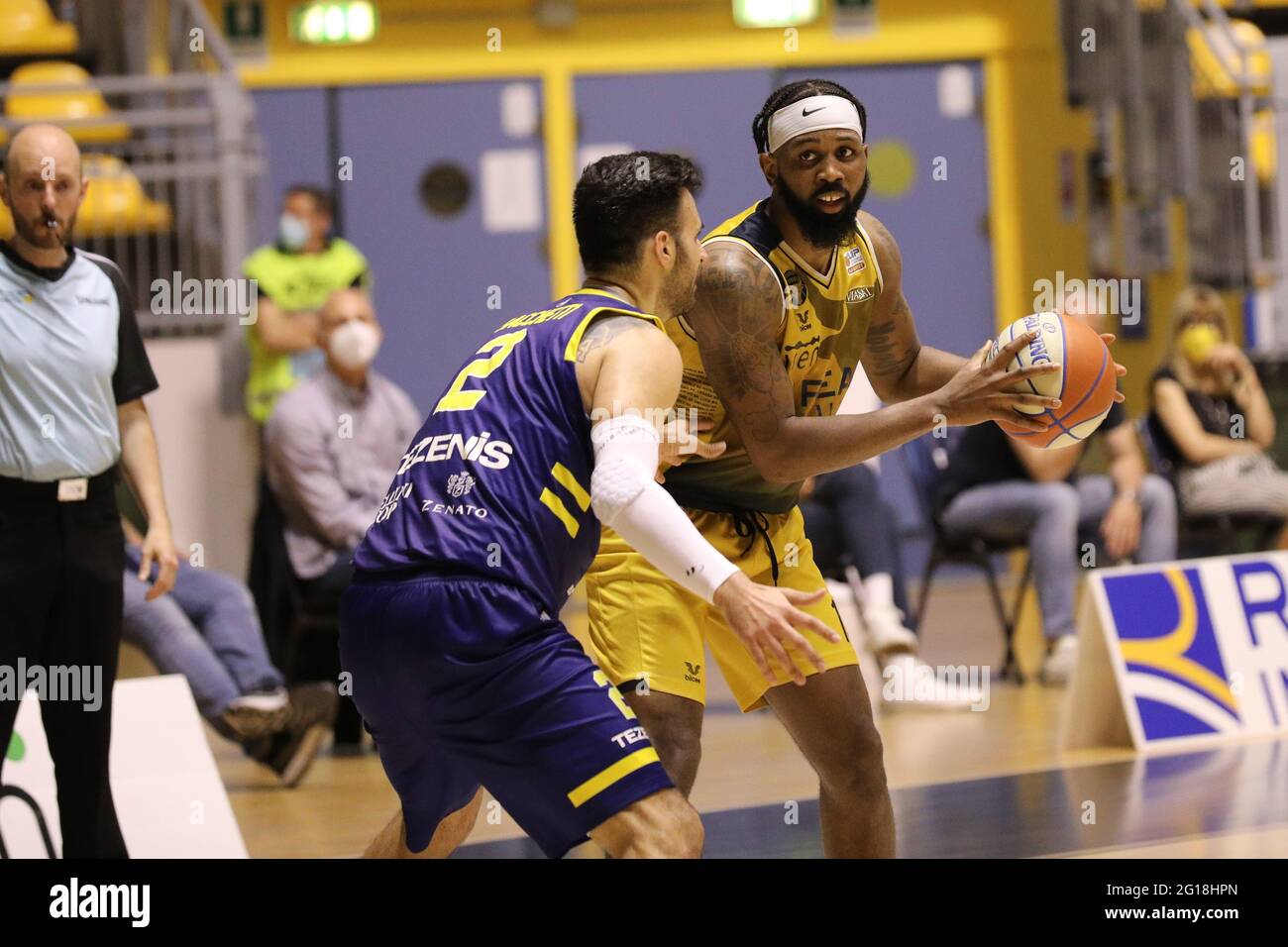 Italie. 05e juin 2021. Premier match des demi-finales du match aux demi-finales du championnat italien de basket-ball A2 avec le public. Le panier Reale Mutua Torino gagne plus que le Tezenis Verona 95-83. (Photo de Norberto Maccagno/Pacific Press) crédit: Pacific Press Media production Corp./Alay Live News Banque D'Images