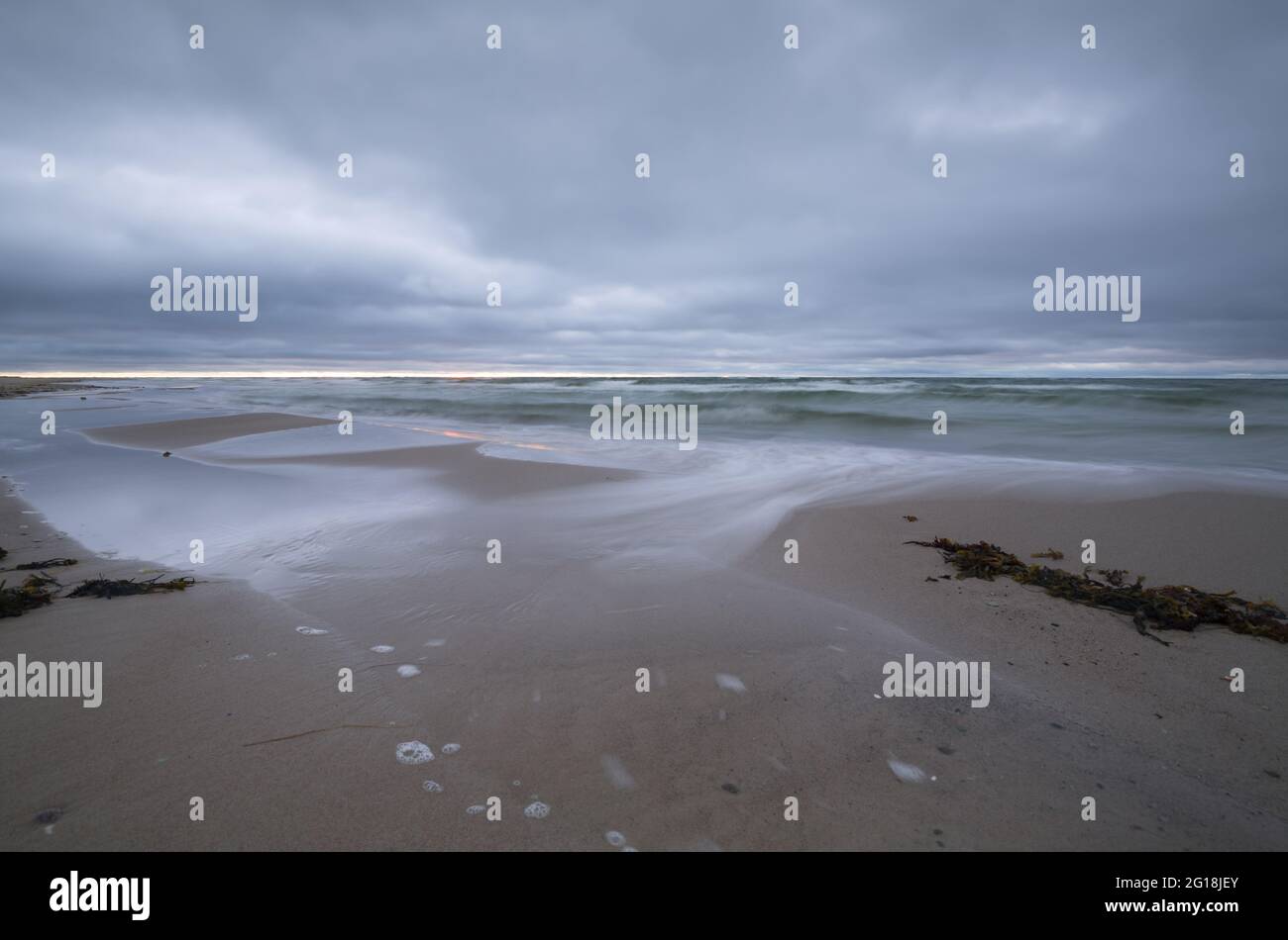 Coucher de soleil sur la plage photographié avec une longue exposition Banque D'Images