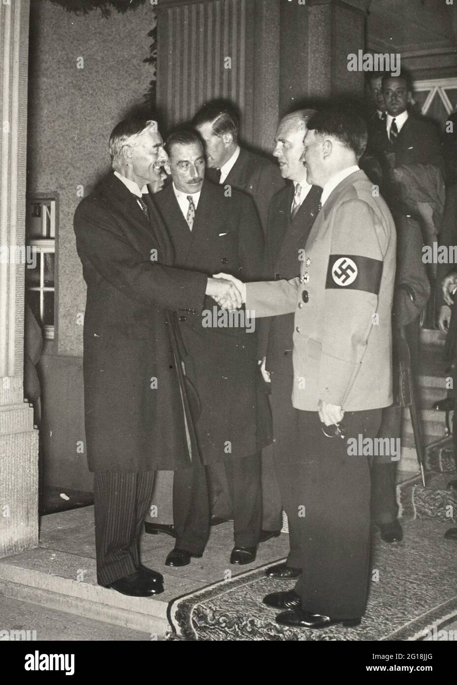 L'Accord de Munich 1938 : le Premier ministre britannique Neville Chamberlain shales mains avec Adolf Hitler Banque D'Images