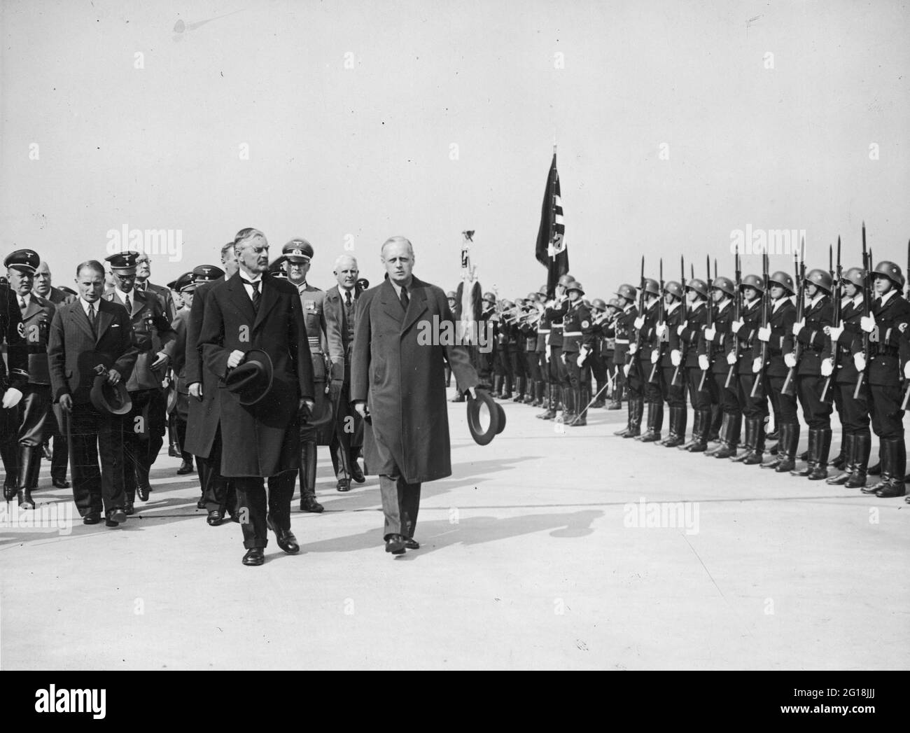 Accord de Munich 1938 : le Premier ministre britannique Neville Chamberlain et Joachim Ribbentrop inspectent un défilé militaire SS Banque D'Images