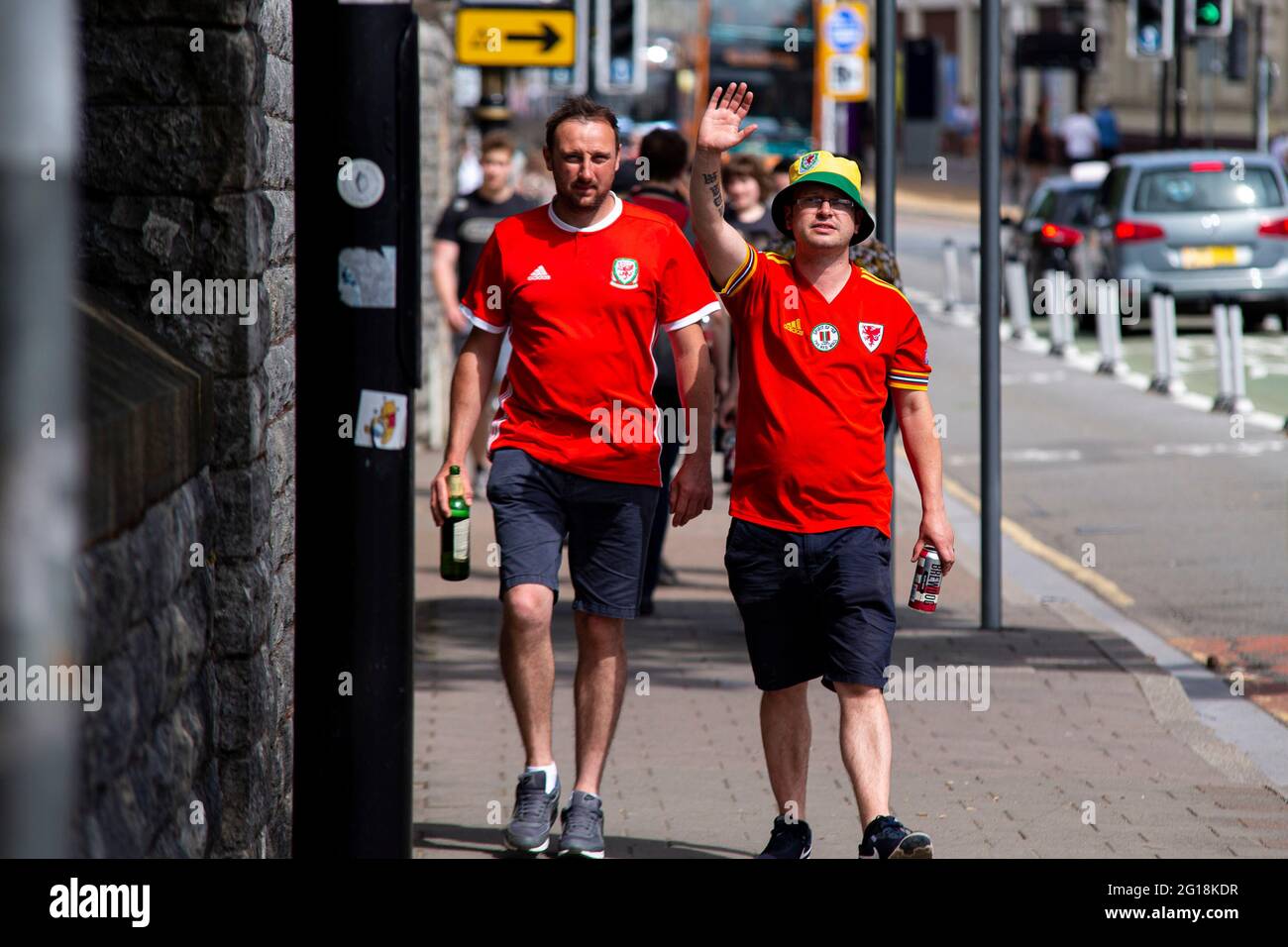 Cardiff, pays de Galles. 5 juin 2021. Les fans gallois se rendent au match pays de Galles v Albanie amical au stade de Cardiff City le 5 juin 2021. De la Banque D'Images