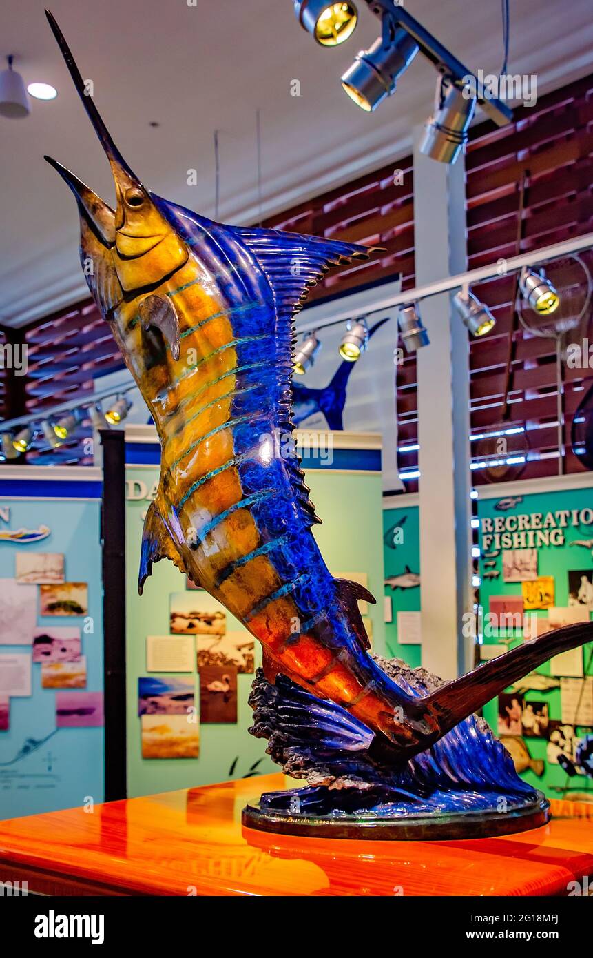 La sculpture de poisson « le magnifique bleu » rend hommage à l'étiquette et à la libération de billfish au Musée de l'industrie maritime et des fruits de mer à Biloxi, Mississippi. Banque D'Images
