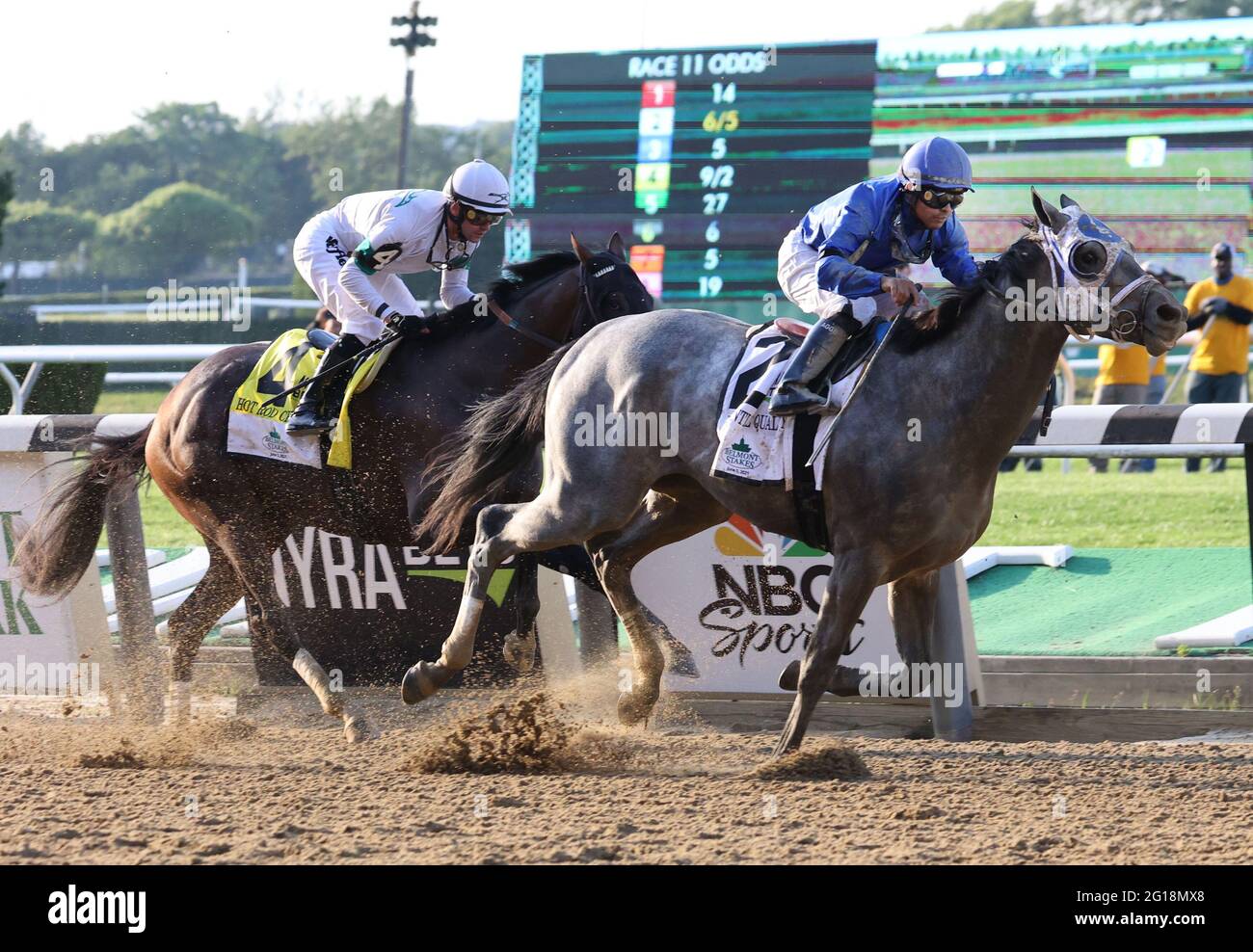 Elmont, États-Unis. 05e juin 2021. Essential Quality, monté par Luis Saez, passe le Hot Rod Charlie, Flavien Prat, pour remporter la 153e course des piquets Belmont au Belmont Park, Elmont, New York, le 5 juin 2021. Photo de Mark Abraham/UPI crédit: UPI/Alay Live News Banque D'Images