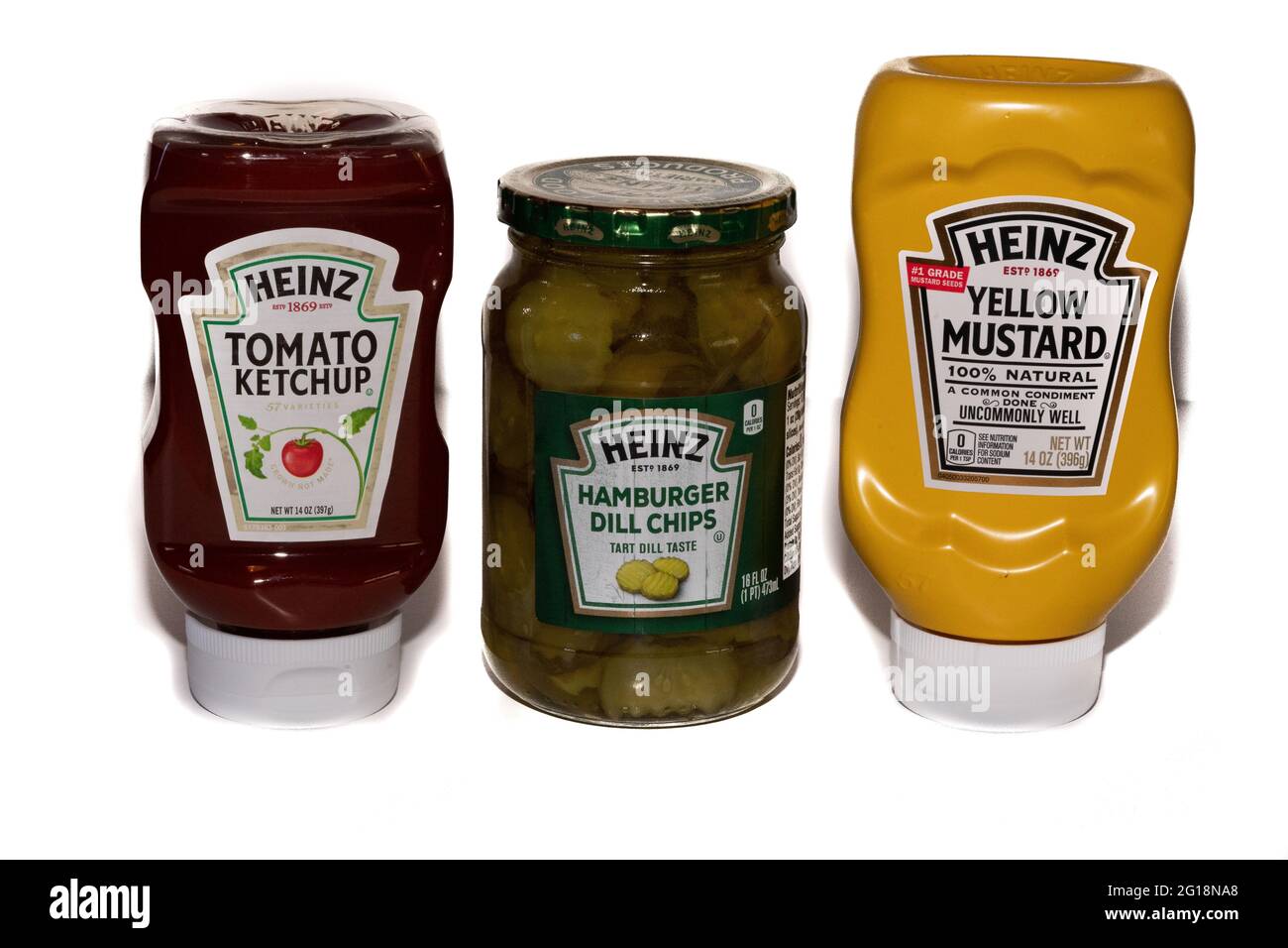 Lancaster, PA.USA - 5 juin 2021:Heinz Hamburger Dill Chips, Tomato Ketchup et Mustard sur fond blanc pour l'éditorial illustratif. Banque D'Images